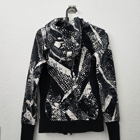 Lululemon Black and White Patterned Hoodie - Picture 2 of 6